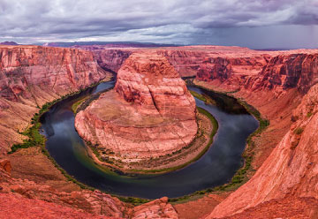 horseshoe bend on a cloudy day